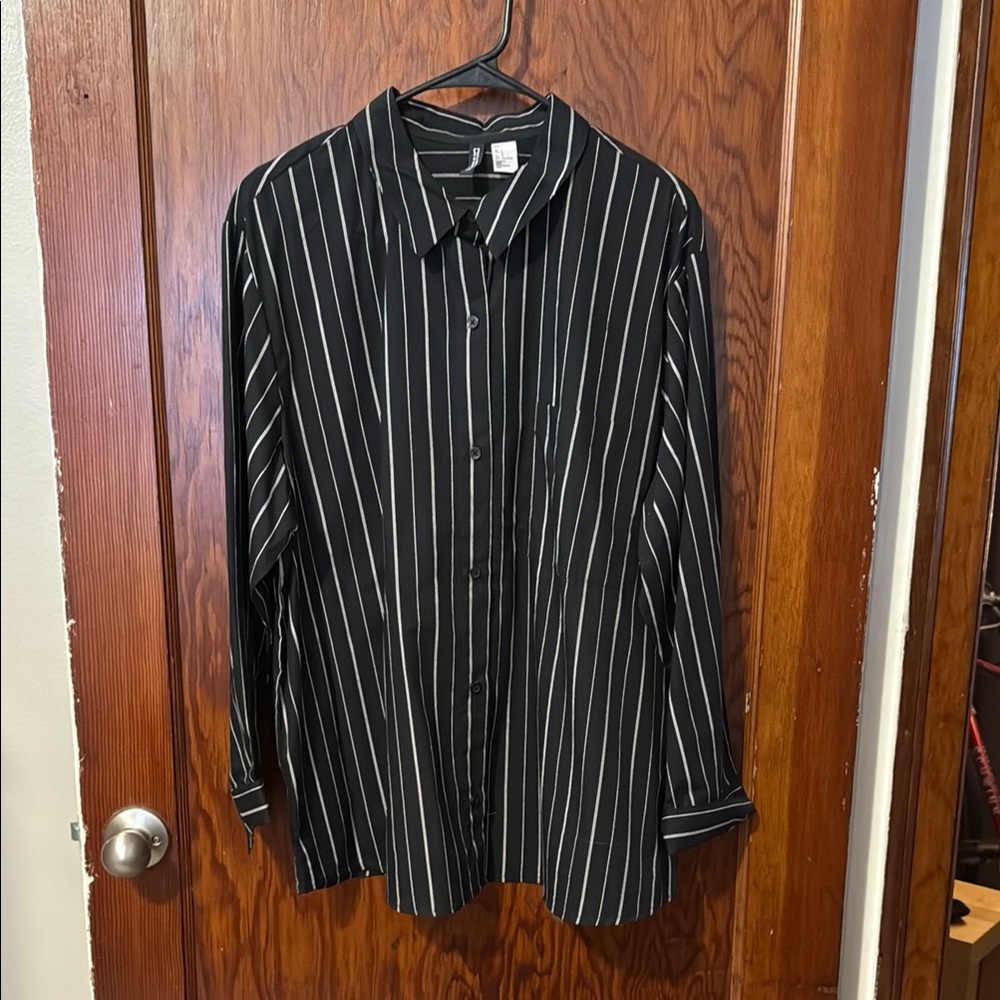 Black and White Striped Button-Up Shirt Divided H&M size large